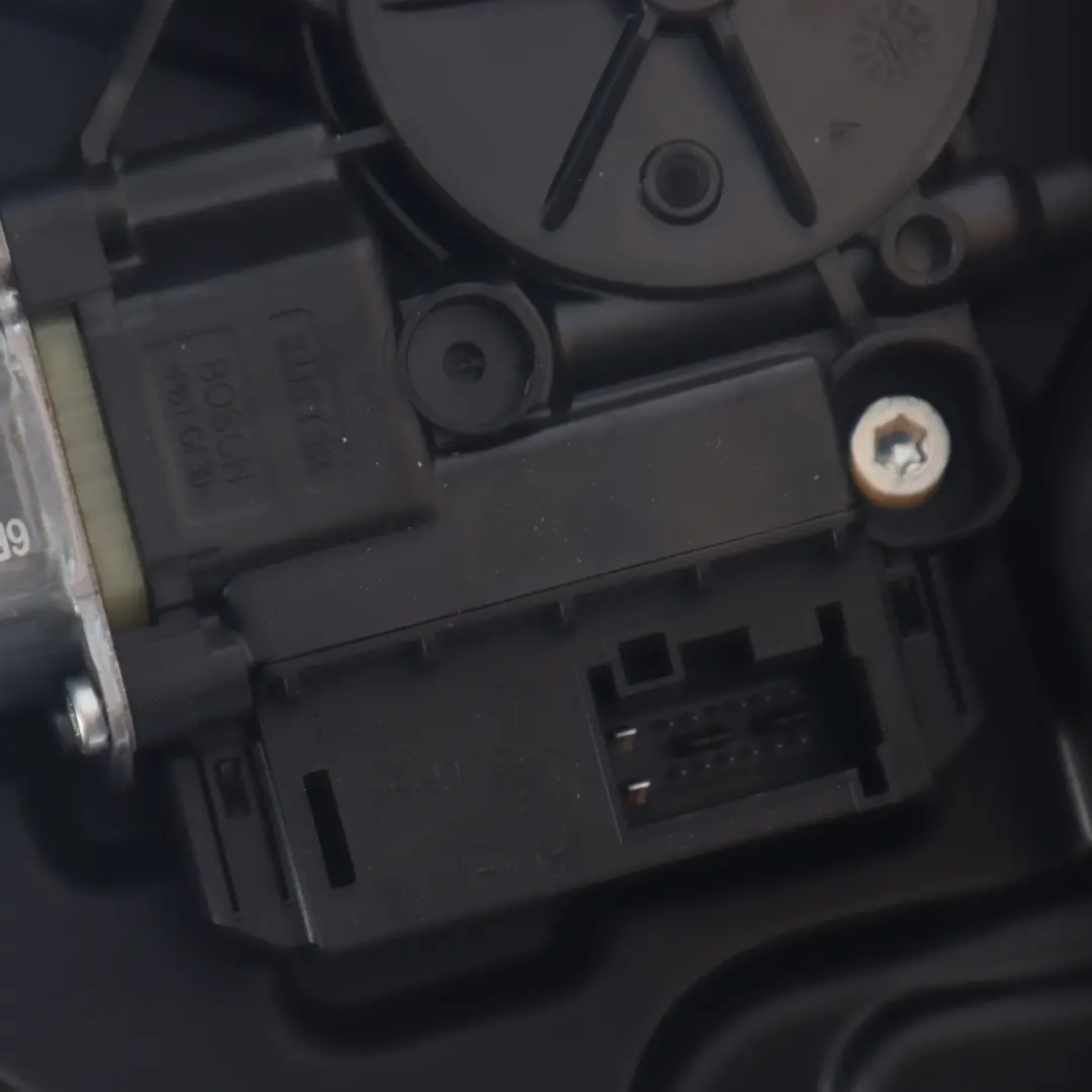 Seat Ibiza 6J 3D Moteur Lève-Vitre Porte Avant Droite - SKU 6J3837462 - Numéro de pièce 6J3837462