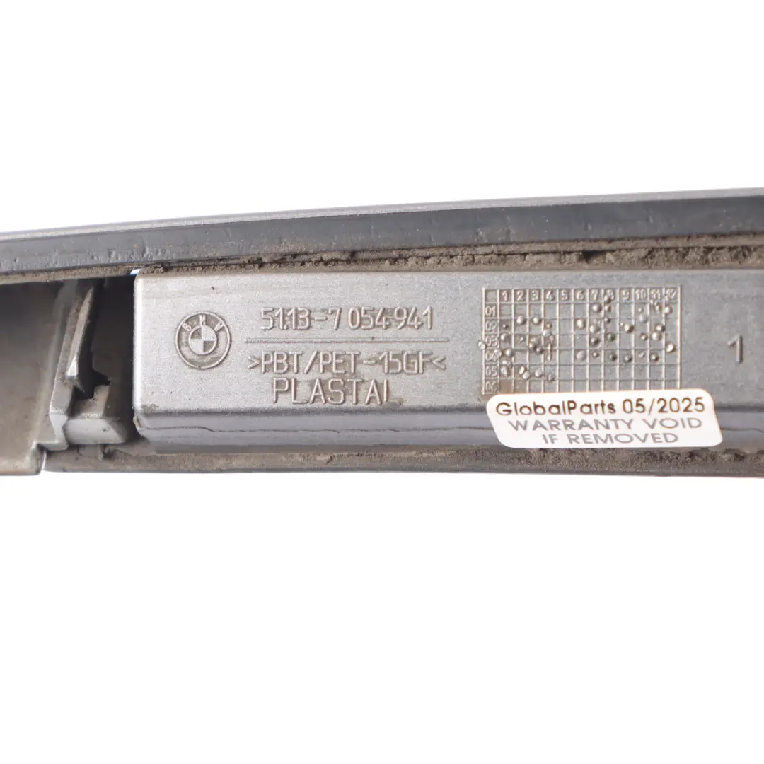 Tirador Tapa Maletero Trasero Gris Sterlinggrau 472 para BMW X5 E53 con número de pieza 7054941 BMW X5 E53 Tirador Tapa Maletero Trasero Gris Sterlinggrau 472 - SKU 7054941-STG - Número de pieza 7054941