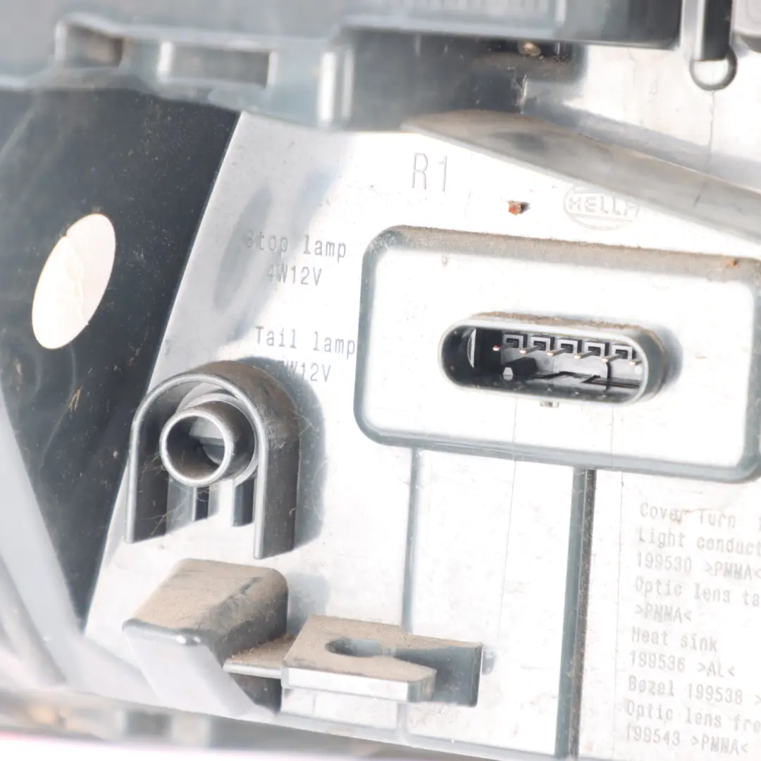 Luz Trasera En El Panel Lateral Derecho para BMW F30 F80 M3 LCI con número de pieza 7369118 BMW F30 F80 M3 LCI Luz Trasera En El Panel Lateral Derecho - SKU 7369118 - Número de pieza 7369118