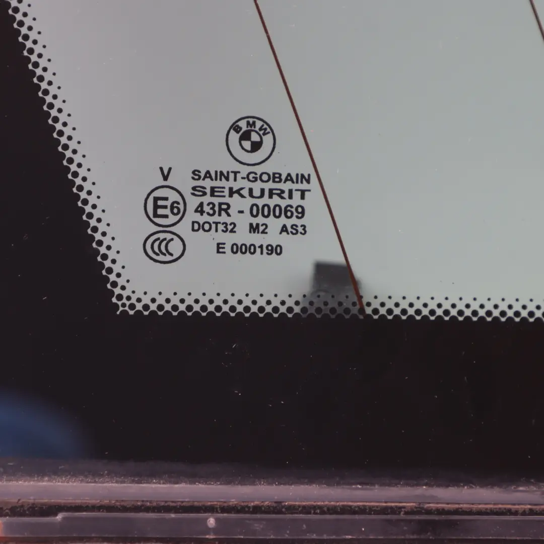 Lado Trasero Izquierdo Cristal Fijo Negro AS3 para BMW X5 E53 con número de pieza 8249935 BMW X5 E53 Lado Trasero Izquierdo Cristal Fijo Negro AS3 - SKU 8249935-2 - Número de pieza 8249935