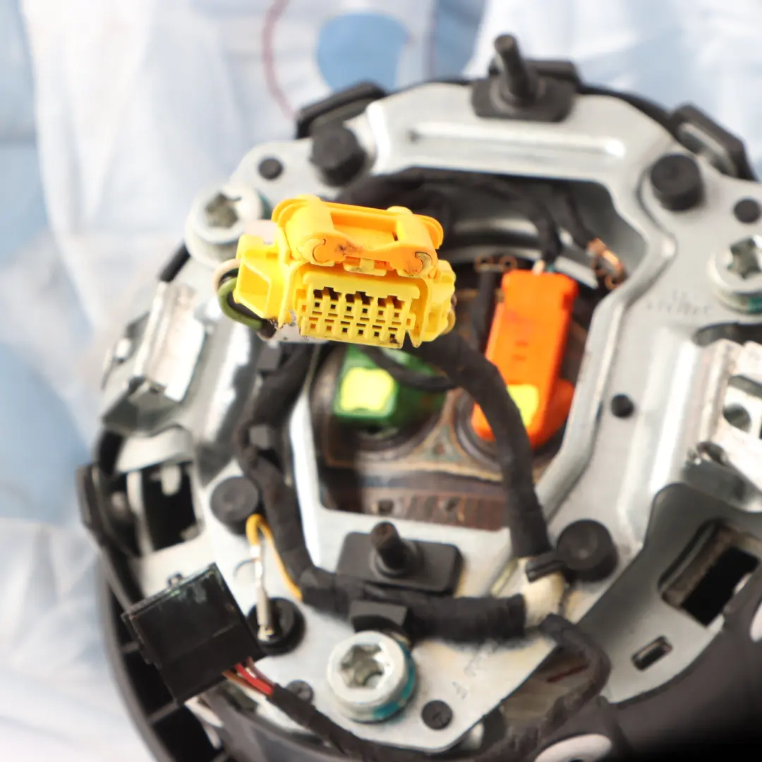 Driver Side Sport Steering Wheel Air Module Unit DAMAGED to Audi TT 8J with Part number 8J0880201J Audi TT 8J Driver Side Sport Steering Wheel Air Module Unit DAMAGED - SKU 8J0880201J-1 - Part number 8J0880201J