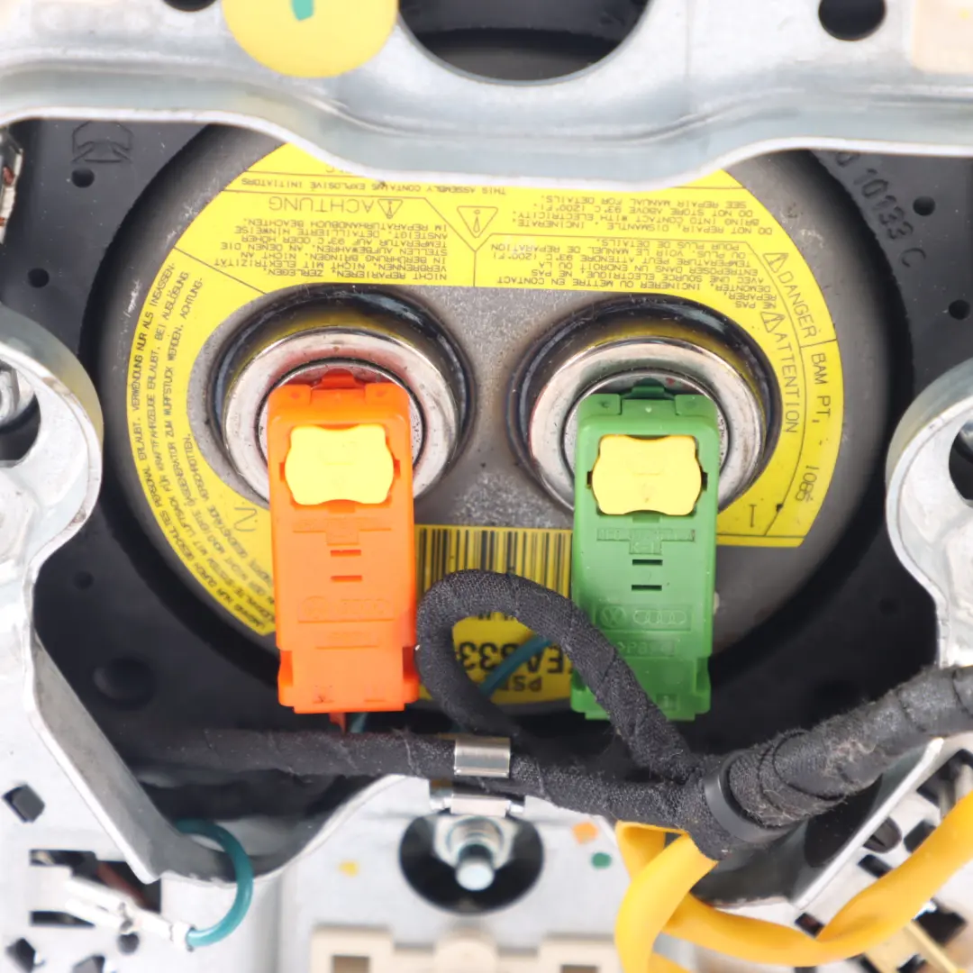 Steering Wheel Air Module Driver's Side Unit to Audi A3 8P with Part number 8P0880201AL Audi A3 8P Steering Wheel Air Module Driver's Side Unit - SKU 8P0880201AL - Part number 8P0880201AL