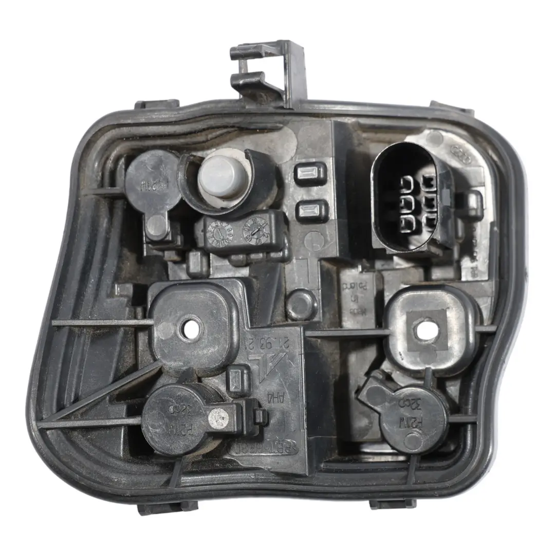 Exterior Trasero Izquierdo Soporte De La Bombilla De Luz para Audi A3 8P con número de pieza 8P4945257D Audi A3 8P Exterior Trasero Izquierdo Soporte De La Bombilla De Luz - SKU 8P4945257D - Número de pieza 8P4945257D