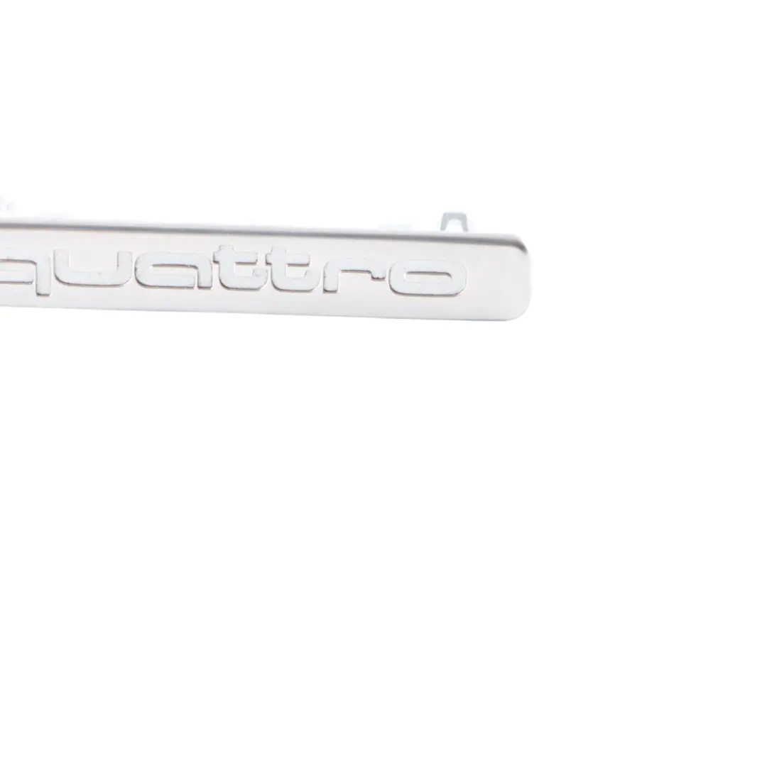 Audi A5 8T Emblema Insignia Salpicadero Interior Quattro Plata - SKU 8T0853191 - Número de pieza 8T0853191