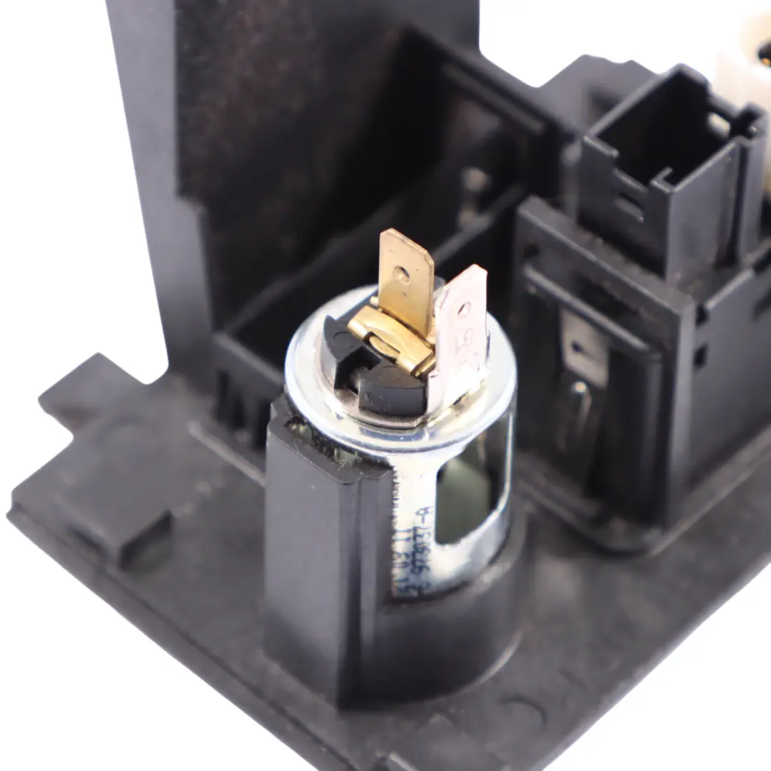 Toma De Mechero BMW F12 F13 Tapa Consola Central para con número de pieza 9197318 Toma De Mechero BMW F12 F13 Tapa Consola Central - SKU 9197318 - Número de pieza 9197318