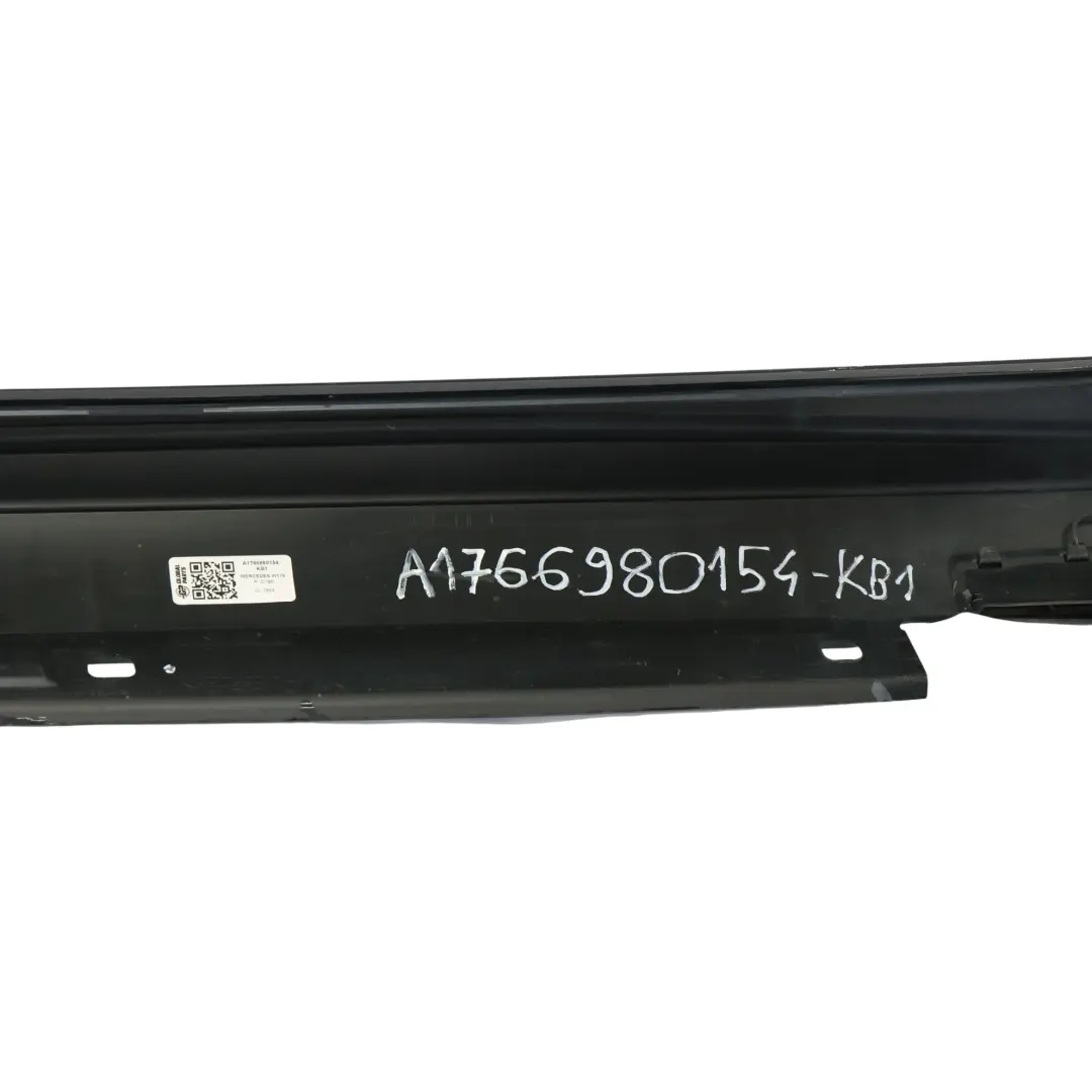 Gonna laterale AMG destra copri soglia porta Cosmic Black - 191 per Mercedes W176 con numero di parte A1766980154 Mercedes W176 Gonna laterale AMG destra copri soglia porta Cosmic Black - 191 - SKU A1766980154-KB1 - Numero di parte A1766980154