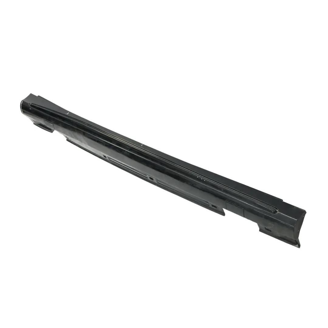 Gonna laterale AMG destra copri soglia porta Cosmic Black - 191 per Mercedes W176 con numero di parte A1766980154 Mercedes W176 Gonna laterale AMG destra copri soglia porta Cosmic Black - 191 - SKU A1766980154-KB1 - Numero di parte A1766980154