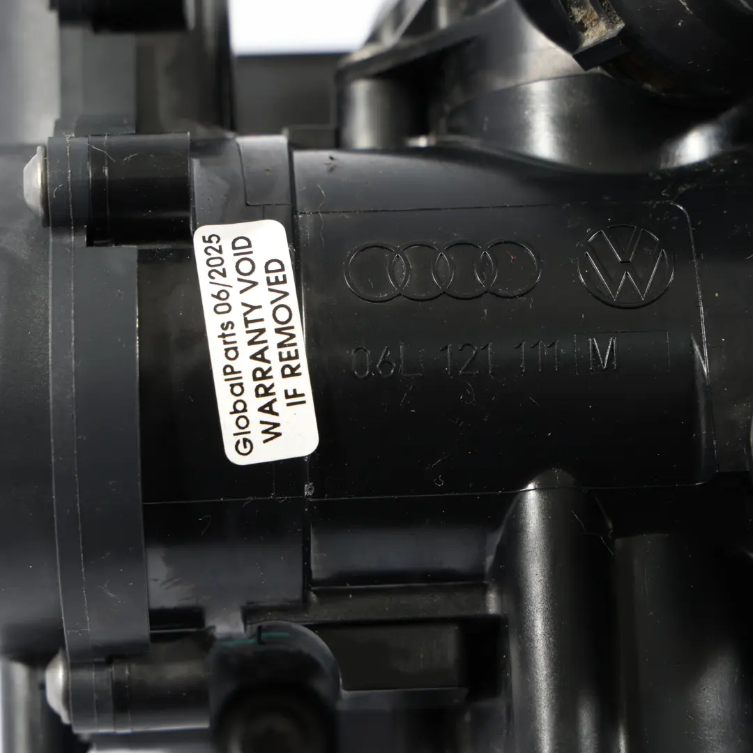 Pompa Wody Obudowa Termostatu 2.0 TFSI do Audi S3 8V o numerze 06L121111M Audi S3 8V Pompa Wody Obudowa Termostatu 2.0 TFSI - SKU 06L121111M - Numer Części 06L121111M