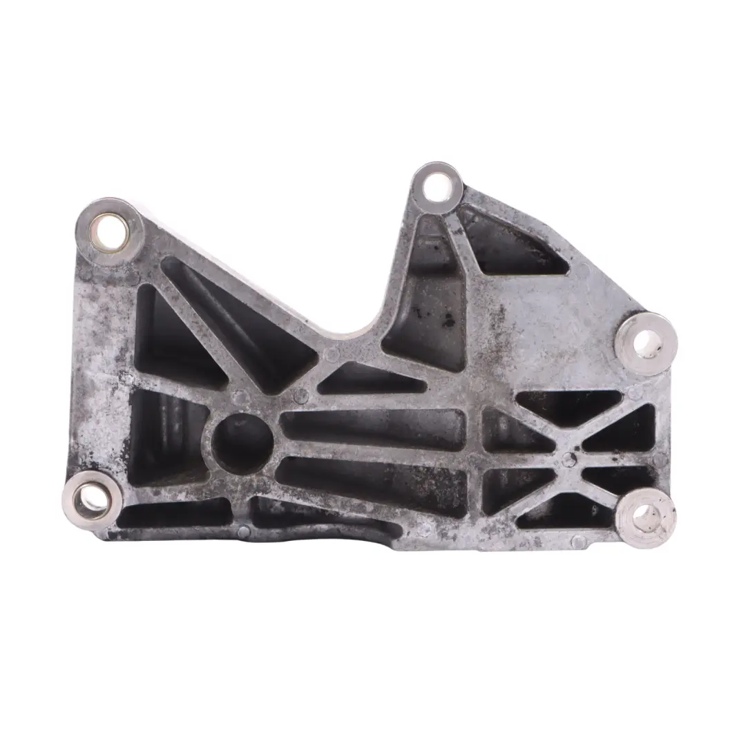 Uchwyt Wspornik Mocowanie Alternatora do Audi A4 B6 B7 4.2 V8 FSI o numerze 079903805J Audi A4 B6 B7 4.2 V8 FSI Uchwyt Wspornik Mocowanie Alternatora - SKU 079903805J - Numer Części 079903805J