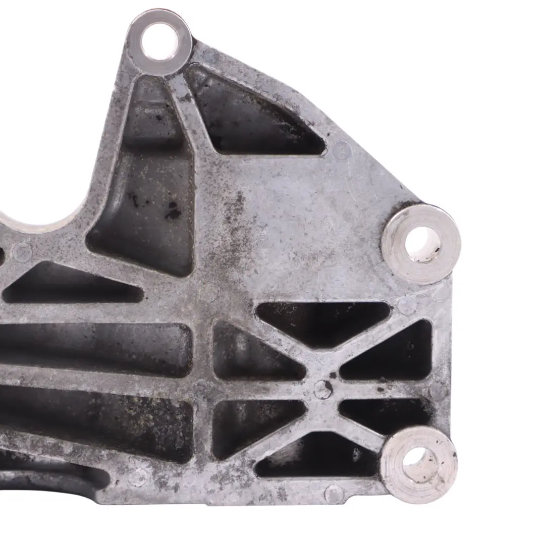 Uchwyt Wspornik Mocowanie Alternatora do Audi A4 B6 B7 4.2 V8 FSI o numerze 079903805J Audi A4 B6 B7 4.2 V8 FSI Uchwyt Wspornik Mocowanie Alternatora - SKU 079903805J - Numer Części 079903805J