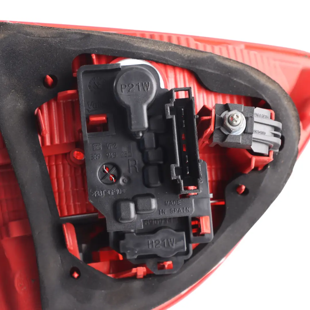 Combi Rear Inner Trunk Boot Right O/S Tailgate Lamp LED to Seat Exeo ST with Part number 3R9945094 Seat Exeo ST Combi Rear Inner Trunk Boot Right O/S Tailgate Lamp LED - SKU 3R9945094 - Part number 3R9945094