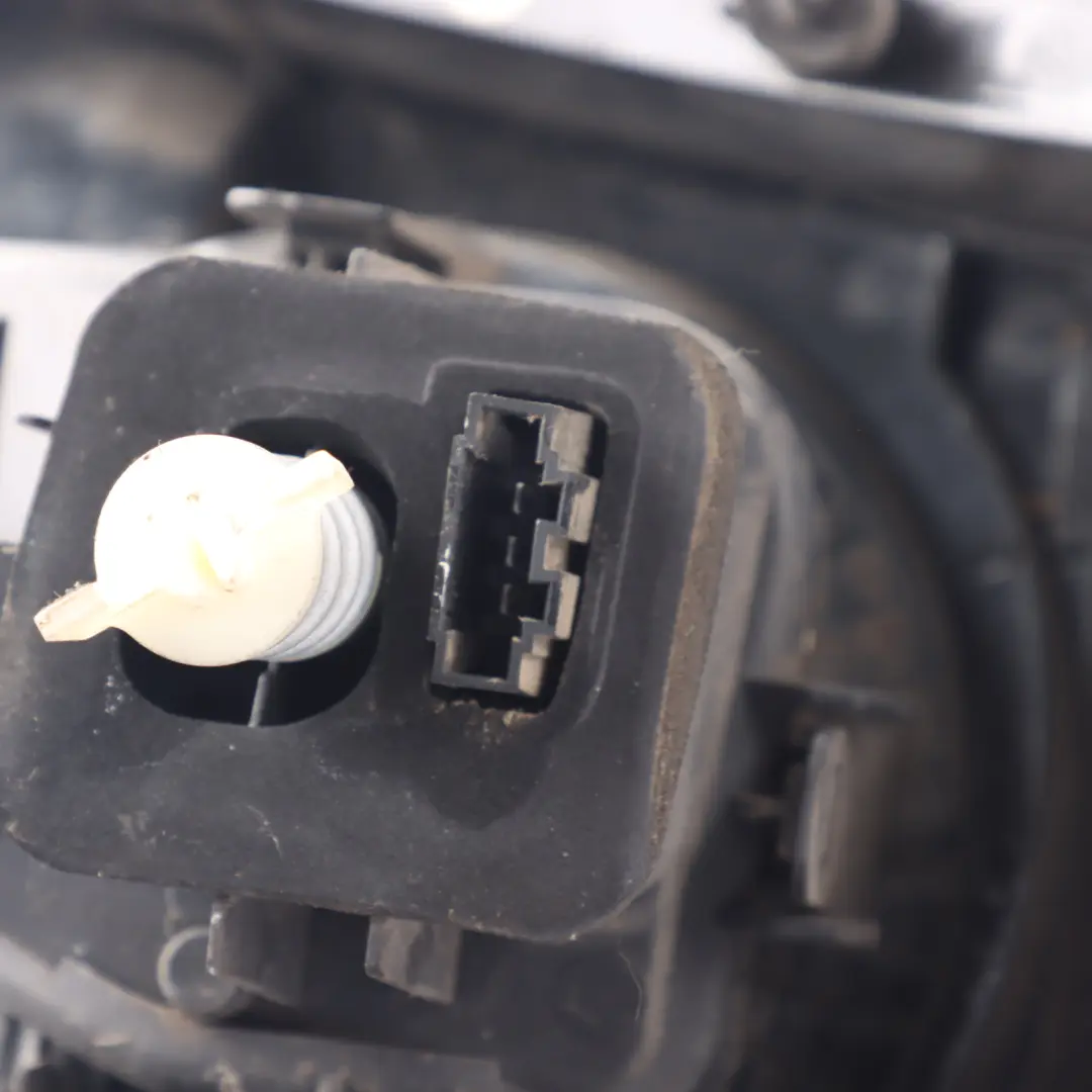 Volkswagen Golf VI MK6 Lampa W Klapie Bagażnika Lewa Tylna Lampa - SKU 5K0945095E - Numer Części 5K0945095E