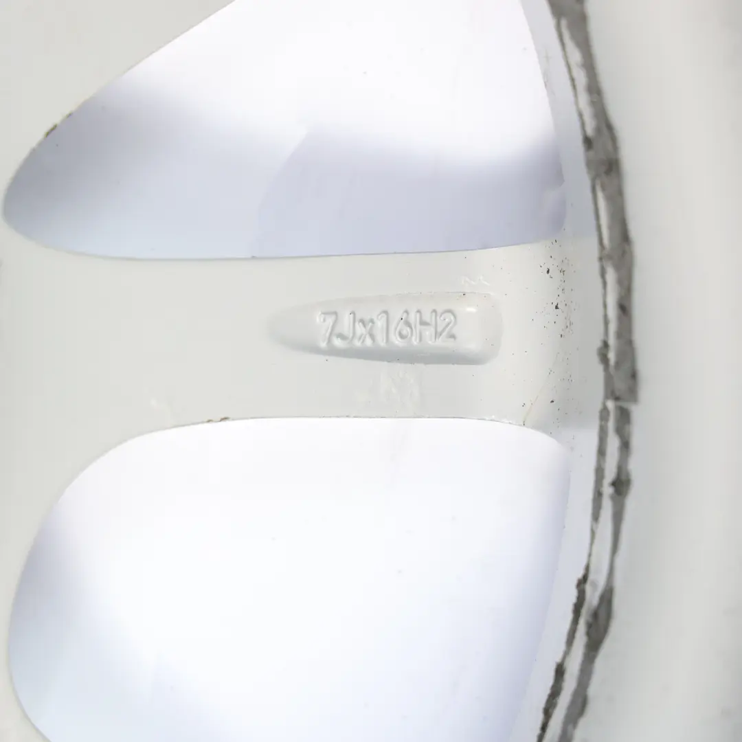 Silberne Leichtmetallfelge 16" 7J ET:31 V-Speiche 390 für BMW F30 F31 F36 mit Teilenummer 6796236 BMW F30 F31 F36 Silberne Leichtmetallfelge 16" 7J ET:31 V-Speiche 390 - SKU 6796236 - Teilenummer 6796236