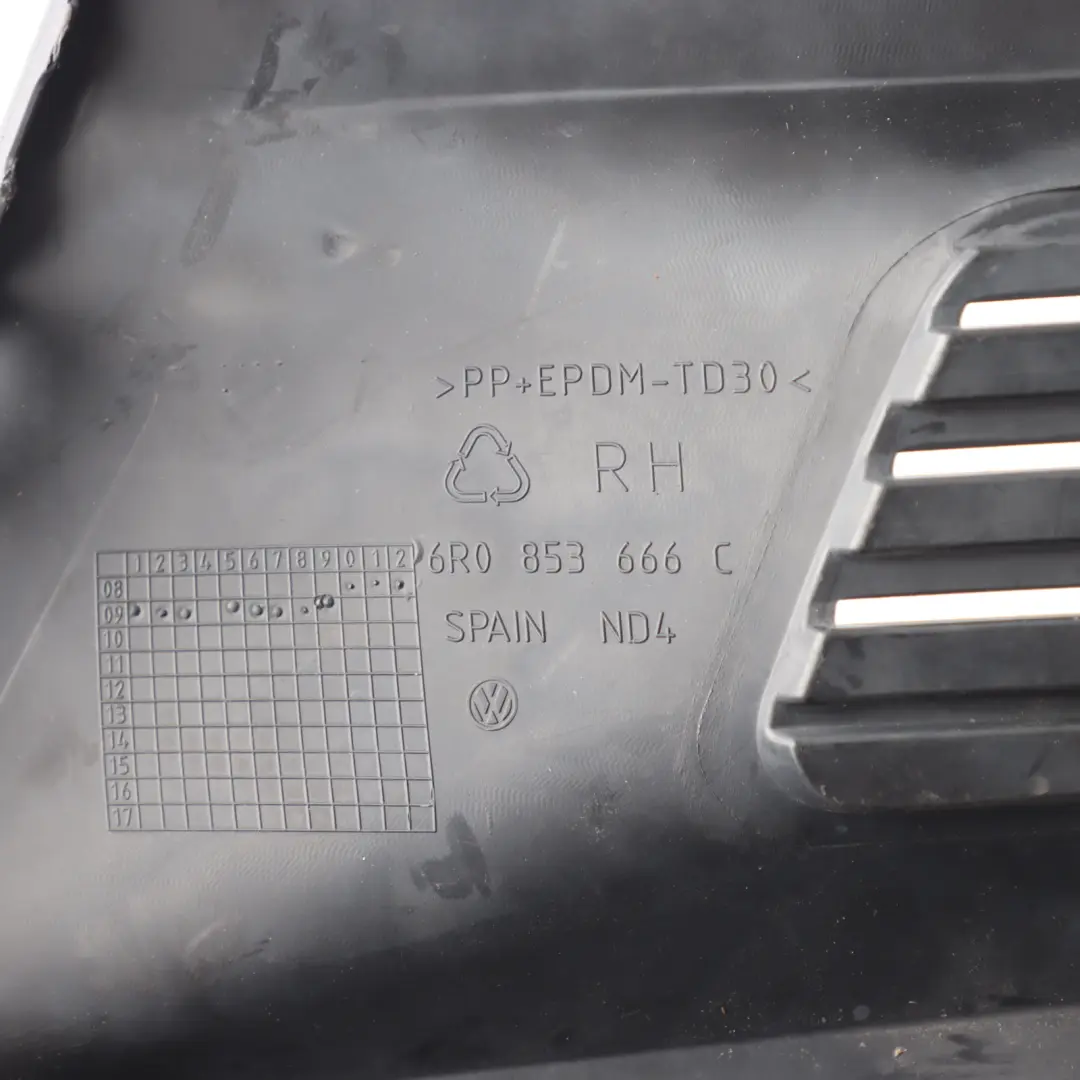 Zaślepka Lampy Przeciwmgielnej Prawy Przód do Volkswagen VW Polo 6R o numerze 6R0853666C Volkswagen VW Polo 6R Zaślepka Lampy Przeciwmgielnej Prawy Przód - SKU 6R0853666C - Numer Części 6R0853666C