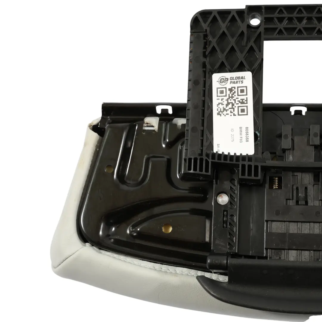 Supporto Le Cosce Sedile Anteriore In Pelle Silverstone per BMW F83 M4 con numero di parte 8058358 BMW F83 M4 Supporto Le Cosce Sedile Anteriore In Pelle Silverstone - SKU 8058358 - Numero di parte 8058358