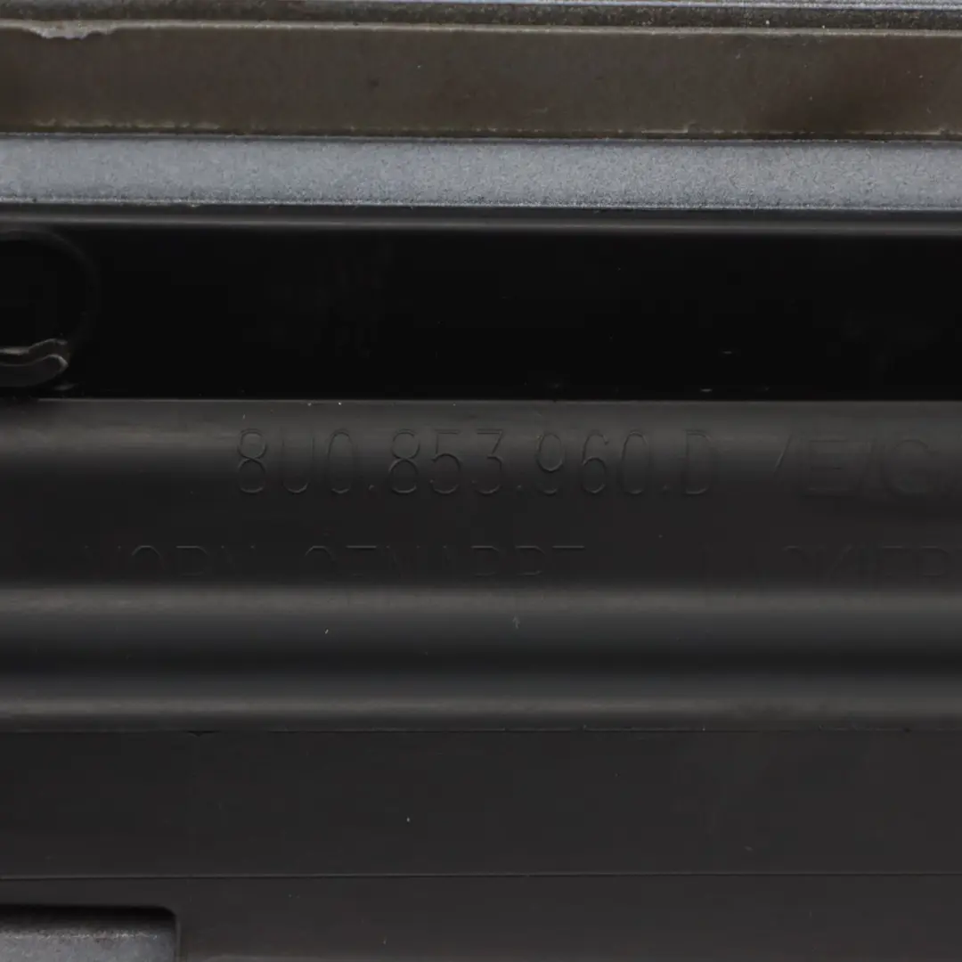 Rivestimento Pannello Porta Anteriore Destro Bianco Ghiaccio - S9R per Audi Q3 8U con numero di parte 8U0853960R Audi Q3 8U Rivestimento Pannello Porta Anteriore Destro Bianco Ghiaccio - S9R - SKU 8U0853960R-MGW1 - Numero di parte 8U0853960R