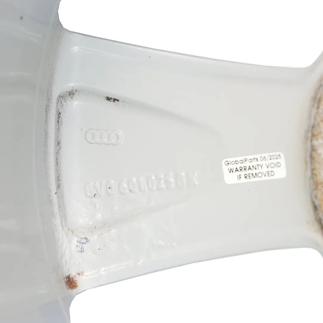 Felga Aluminiowa 17" ET:51 7,5J Srebrna do Audi A3 8V o numerze 8V0601025BK Audi A3 8V Felga Aluminiowa 17" ET:51 7,5J Srebrna - SKU 8V0601025BK-2 - Numer Części 8V0601025BK