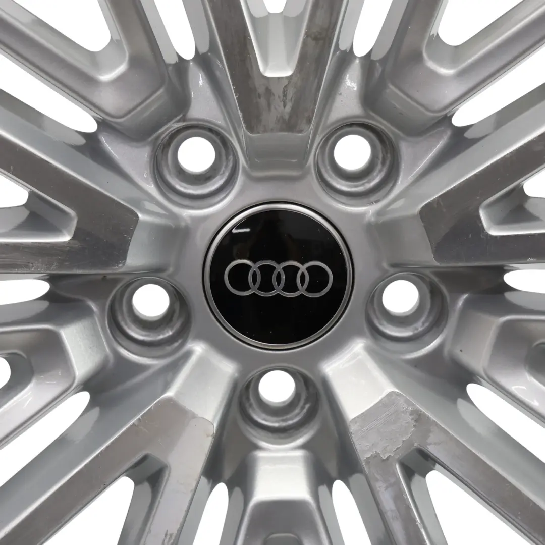 Jante argentée en alliage léger 19" 8,5J ET:40 pour Audi A4 8W B9 à propos du numéro de pièce 8W0601025BE Audi A4 8W B9 Jante argentée en alliage léger 19" 8,5J ET:40 - SKU 8W0601025BE-2 - Numéro de pièce 8W0601025BE
