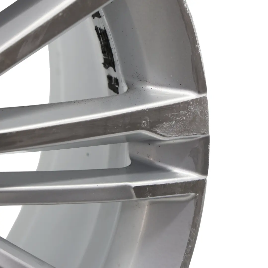 Jante argentée en alliage léger 19" 8,5J ET:40 pour Audi A4 8W B9 à propos du numéro de pièce 8W0601025BE Audi A4 8W B9 Jante argentée en alliage léger 19" 8,5J ET:40 - SKU 8W0601025BE-2 - Numéro de pièce 8W0601025BE