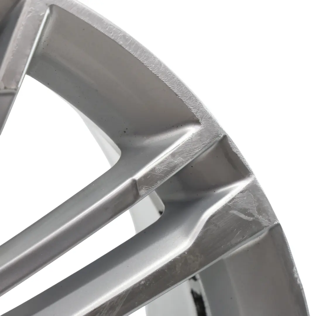 Jante argentée en alliage léger 19" 8,5J ET:40 pour Audi A4 8W B9 à propos du numéro de pièce 8W0601025BE Audi A4 8W B9 Jante argentée en alliage léger 19" 8,5J ET:40 - SKU 8W0601025BE-2 - Numéro de pièce 8W0601025BE