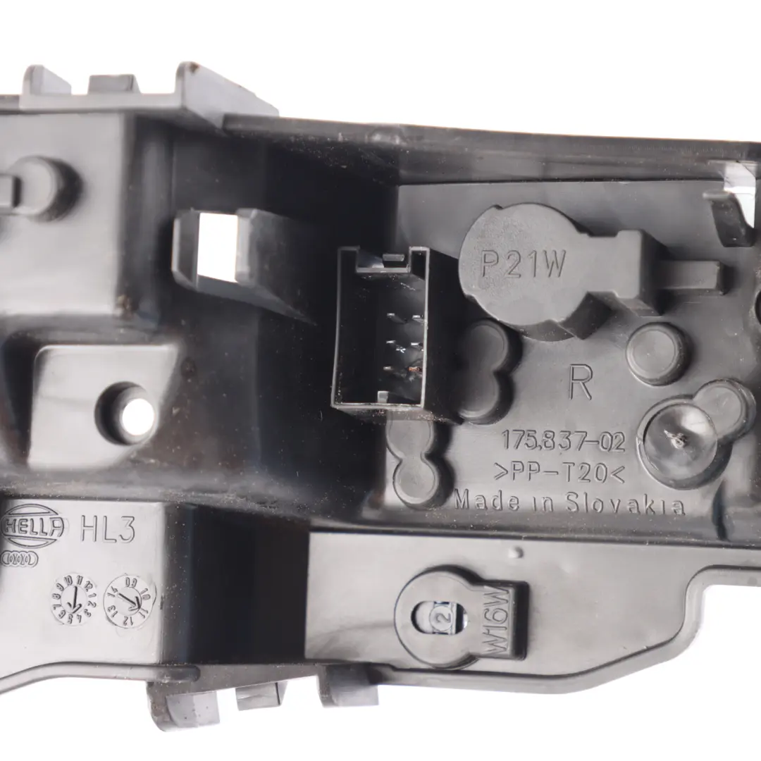Audi A1 8X Support Douille Ampoule Hayon Arrière Droit - SKU 8X0945258 - Numéro de pièce 8X0945258