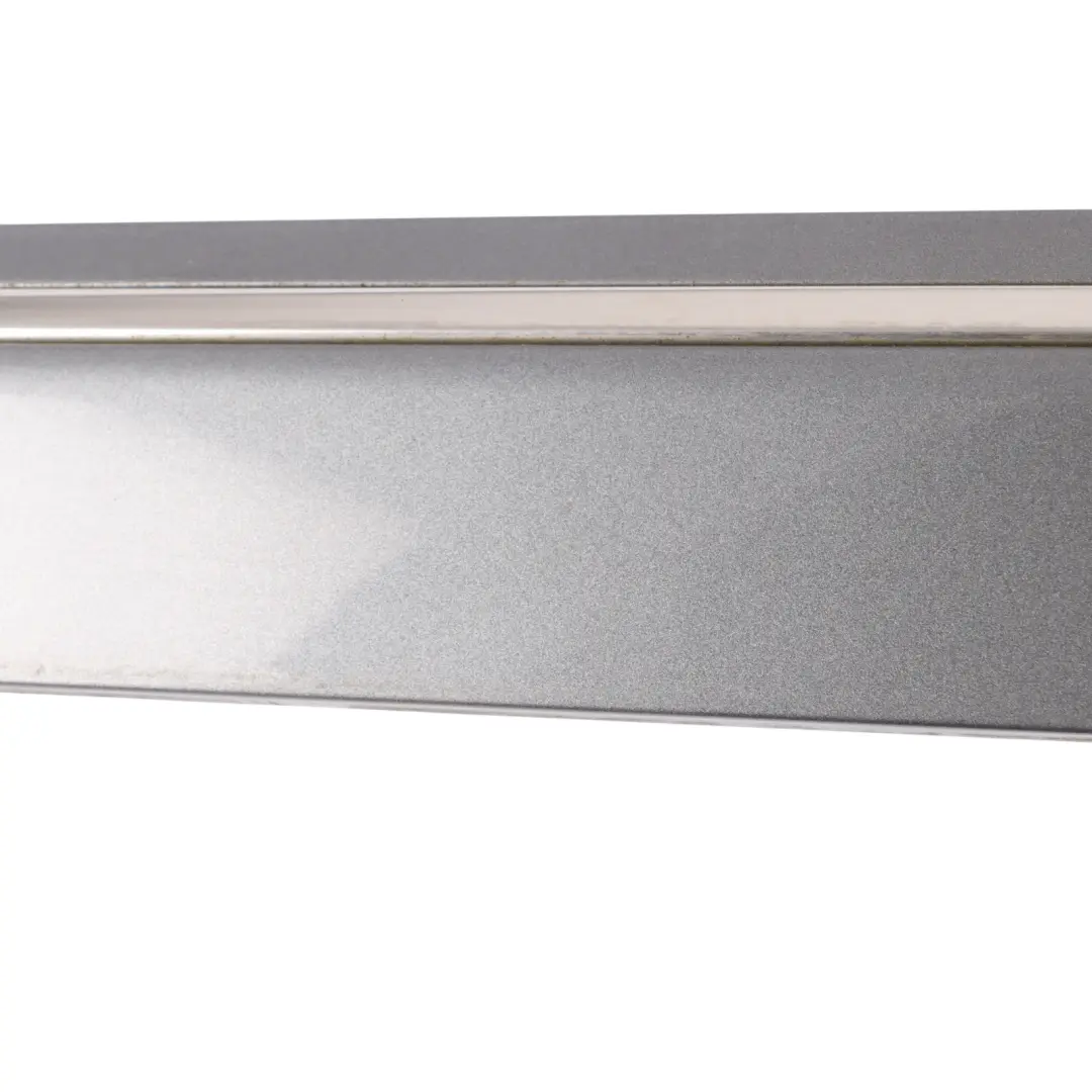 Tür Hinten Links Zierleiste Mountain Gray Grau Metallic - 787 für Mercedes W245 mit Teilenummer A1696903562 Mercedes W245 Tür Hinten Links Zierleiste Mountain Gray Grau Metallic - 787 - SKU A1696903562-MG - Teilenummer A1696903562