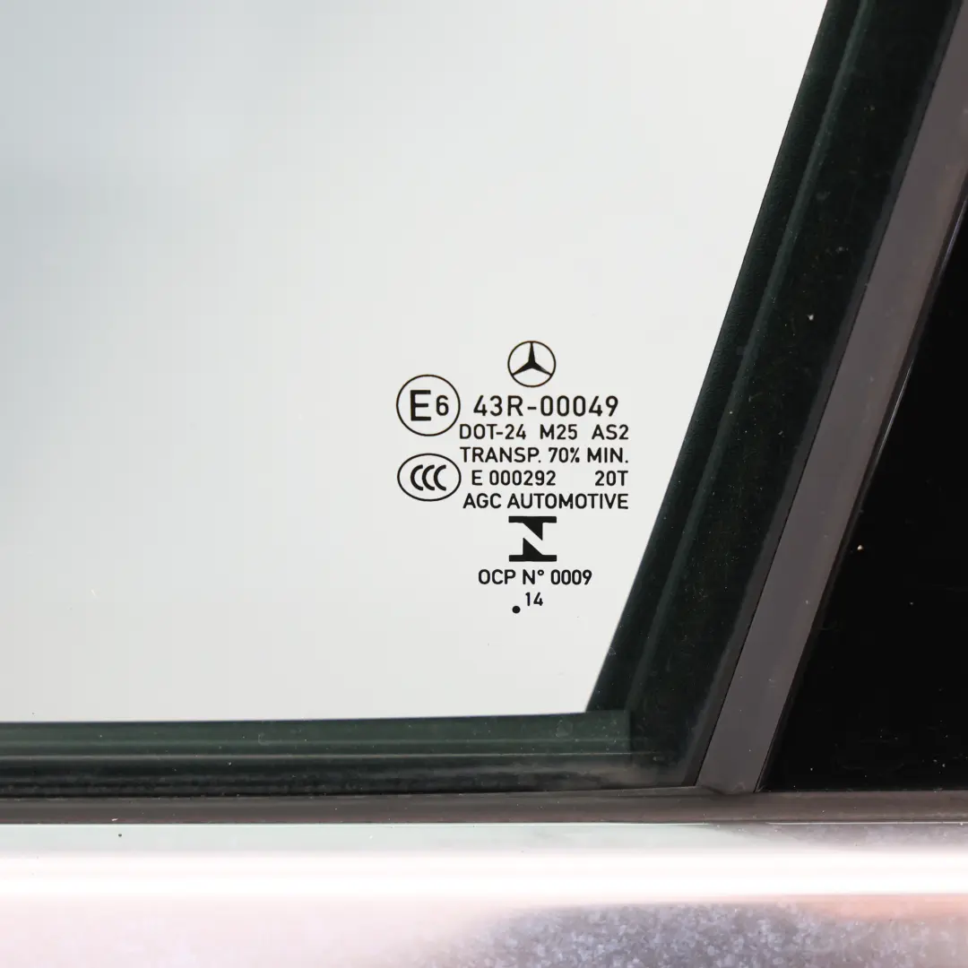 Puerta Delantera Izquierda Obsidian Black Metallic - 197 para Mercedes W205 con número de pieza A2057200105 Mercedes W205 Puerta Delantera Izquierda Obsidian Black Metallic - 197 - SKU A2057200105-OB2 - Número de pieza A2057200105