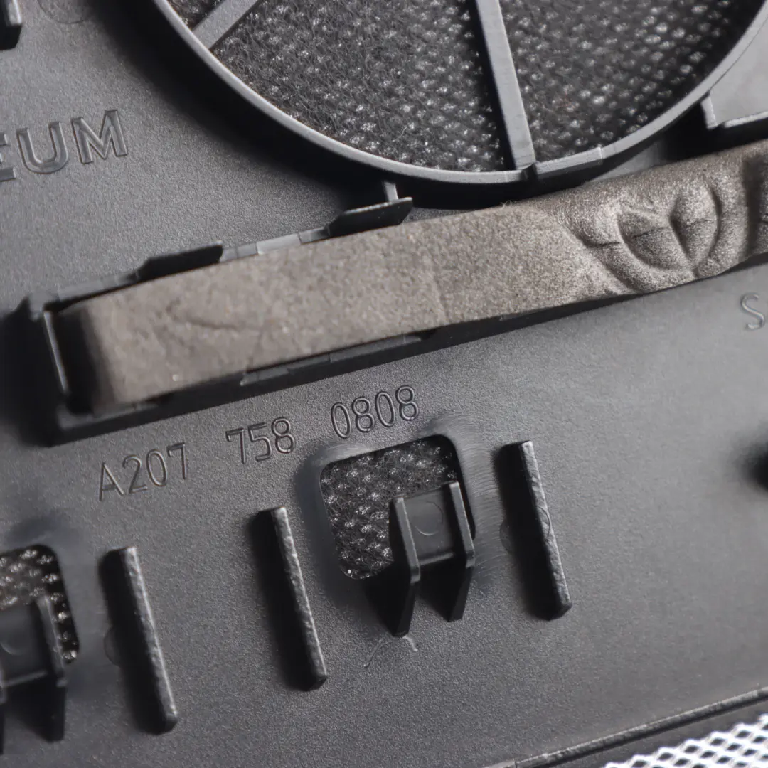 W207 Cabrio Coperchio Bagagliaio Altoparlante Sinistro Copertura per Mercedes con numero di parte A2077580808 Mercedes W207 Cabrio Coperchio Bagagliaio Altoparlante Sinistro Copertura - SKU A2077580808 - Numero di parte A2077580808