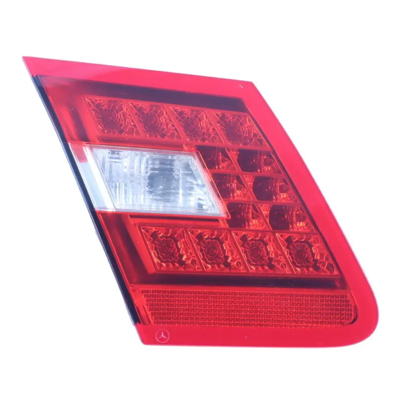 Lampa Klapy Bagażnika Lewy Tył do Mercedes W212 Sedan o numerze A2128200764 Mercedes W212 Sedan Lampa Klapy Bagażnika Lewy Tył - SKU A2128200764 - Numer Części A2128200764