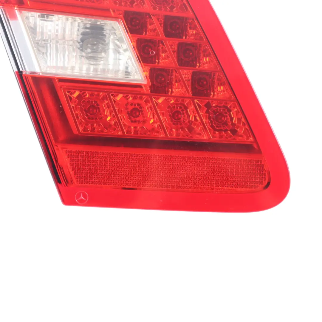 Lampe Hayon Intérieure Coffre Arrière Gauche pour Mercedes W212 Saloon à propos du numéro de pièce A2128200764 Mercedes W212 Saloon Lampe Hayon Intérieure Coffre Arrière Gauche - SKU A2128200764 - Numéro de pièce A2128200764