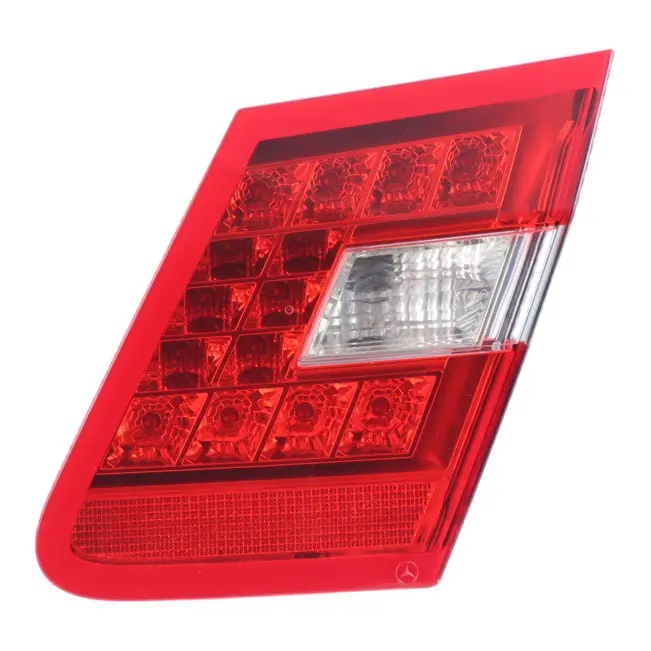Lampa W Klapę Bagażnika Tylna Prawa do Mercedes W212 Sedan o numerze A2128200864 Mercedes W212 Sedan Lampa W Klapę Bagażnika Tylna Prawa - SKU A2128200864 - Numer Części A2128200864