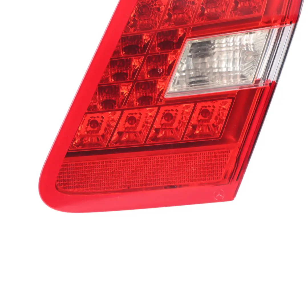 Lampe De Hayon Intérieure Arrière Droite pour Mercedes W212 Sedan à propos du numéro de pièce A2128200864 Mercedes W212 Sedan Lampe De Hayon Intérieure Arrière Droite - SKU A2128200864 - Numéro de pièce A2128200864