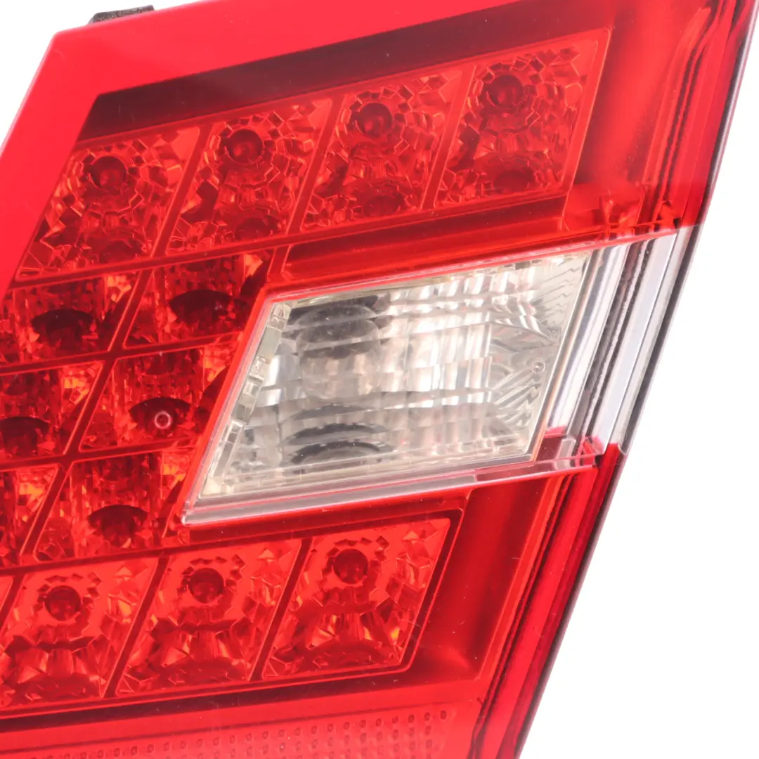 Mercedes W212 Sedan Lampa W Klapę Bagażnika Tylna Prawa - SKU A2128200864 - Numer Części A2128200864