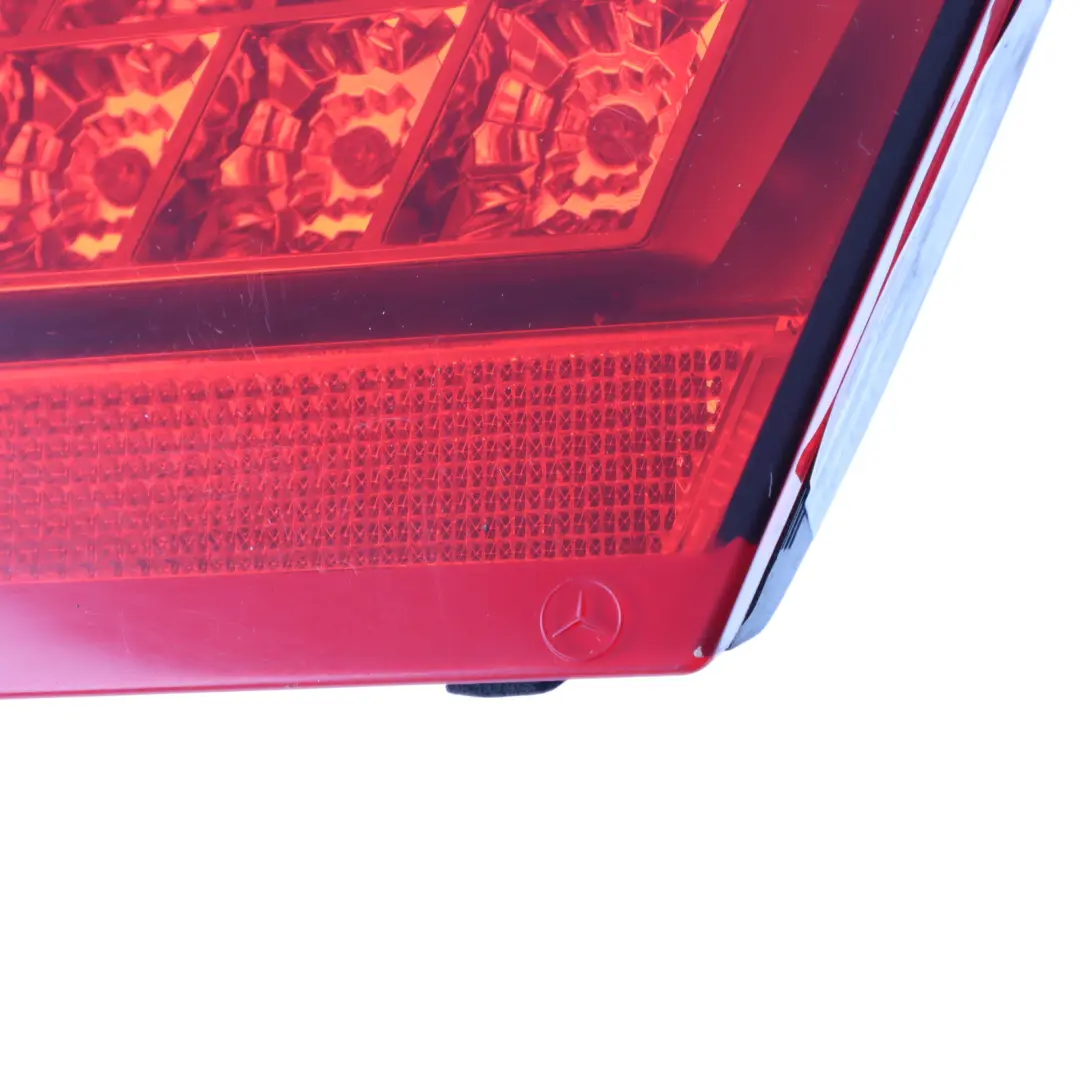 Mercedes W212 Sedan Lampa W Klapę Bagażnika Tylna Prawa - SKU A2128200864 - Numer Części A2128200864