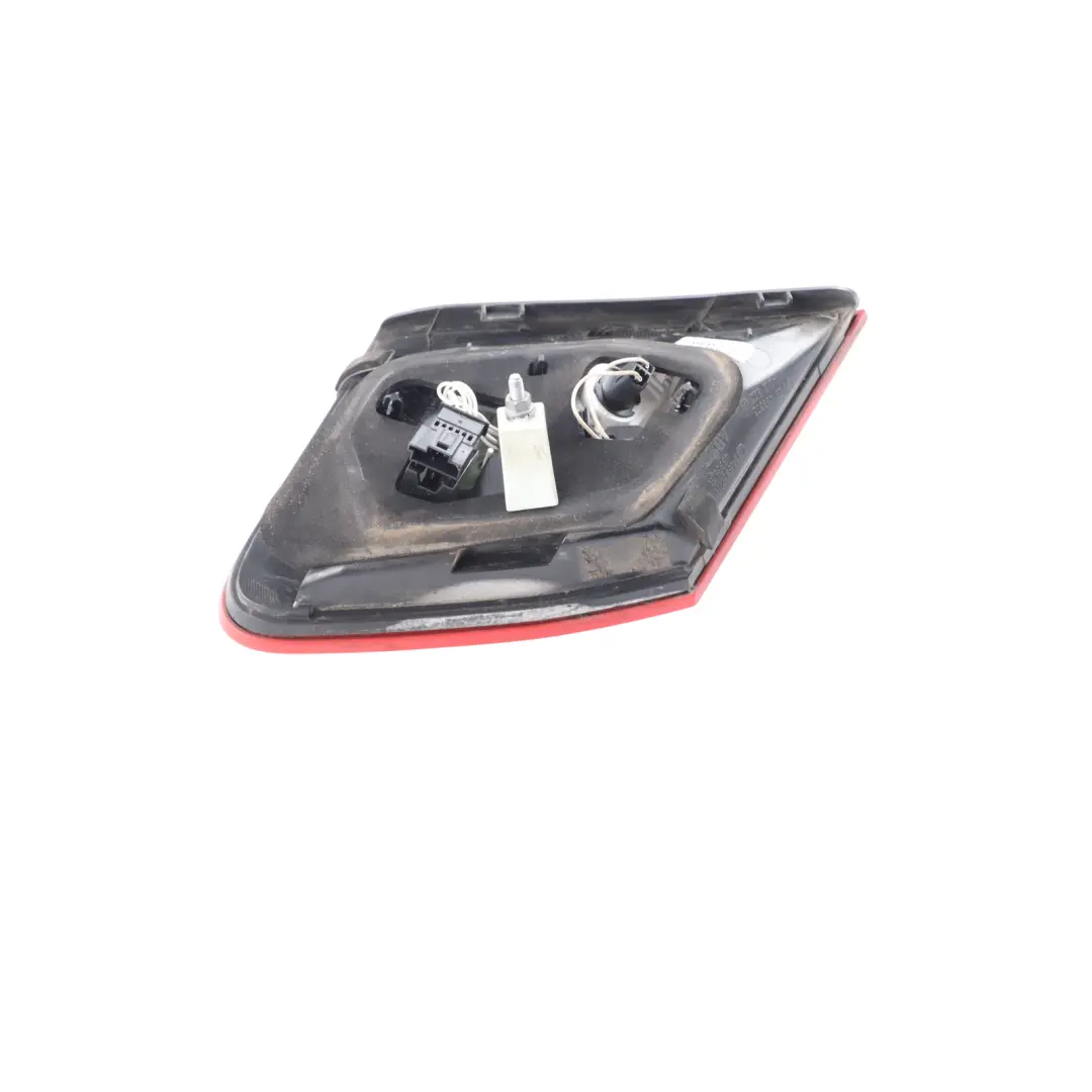 Luz Interior Del Maletero Trasera Derecha para Mercedes W212 Berlina con número de pieza A2128200864 Mercedes W212 Berlina Luz Interior Del Maletero Trasera Derecha - SKU A2128200864 - Número de pieza A2128200864