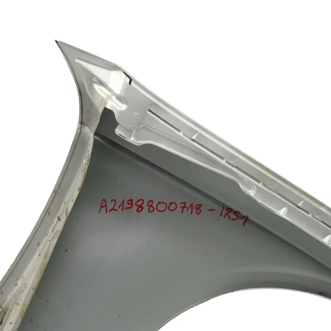 Panel Lateral Delantero Izquierdo Guardabarros Iridium Silver 775 para Mercedes C219 con número de pieza A2198800718 Mercedes C219 Panel Lateral Delantero Izquierdo Guardabarros Iridium Silver 775 - SKU A2198800718-IRS1 - Número de pieza A2198800718