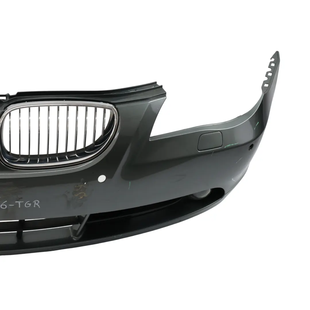Przedni Zderzak Titangrau Titan Grey II Metalik - A36 do BMW E60 E61 o numerze 0149246 BMW E60 E61 Przedni Zderzak Titangrau Titan Grey II Metalik - A36 - SKU 0149246-TGR - Numer Części 0149246