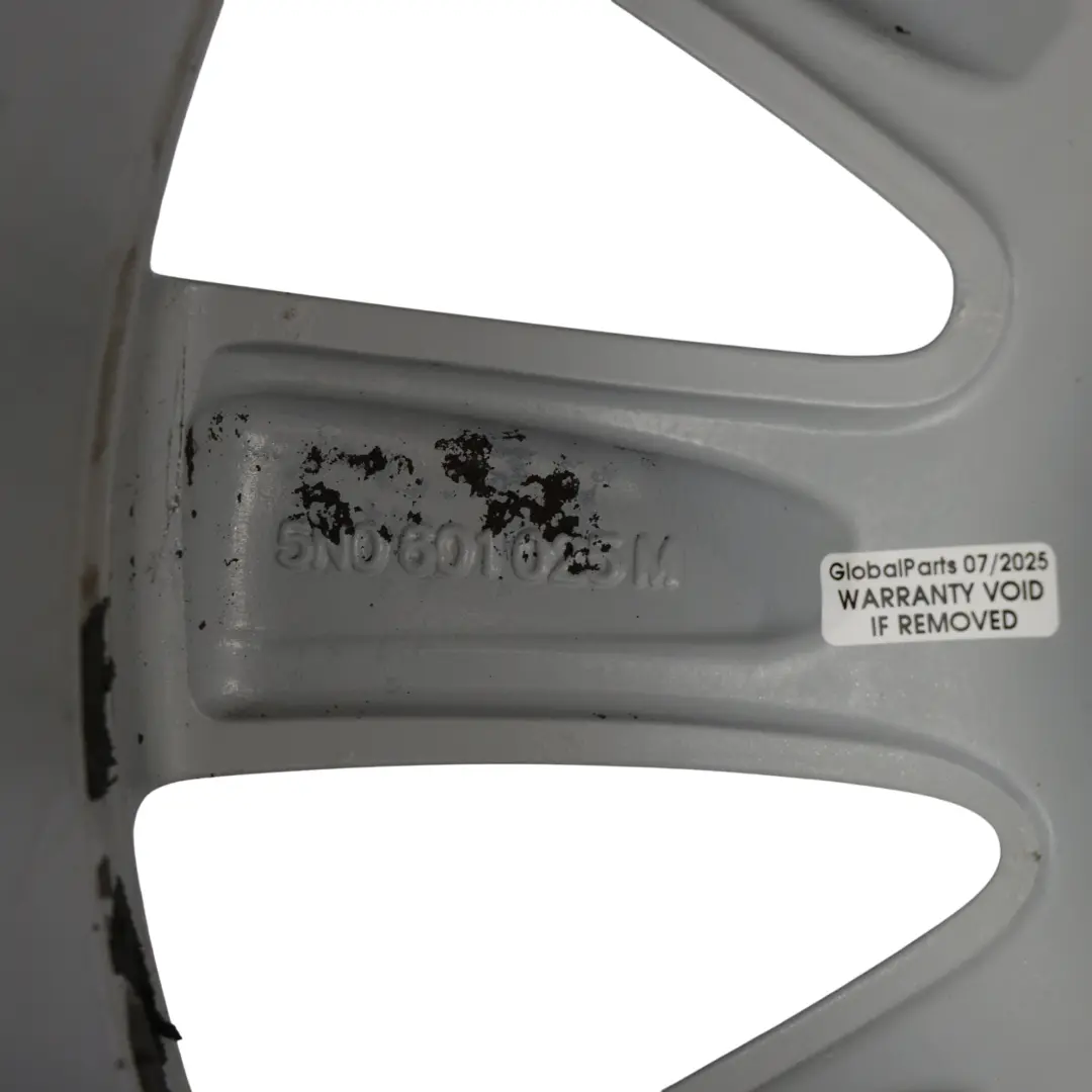 Cerchio In Lega Argento 17" 7J ET:43 per Volkswagen Tiguan 5N con numero di parte 5N0601025M Volkswagen Tiguan 5N Cerchio In Lega Argento 17" 7J ET:43 - SKU 5N0601025M-1 - Numero di parte 5N0601025M