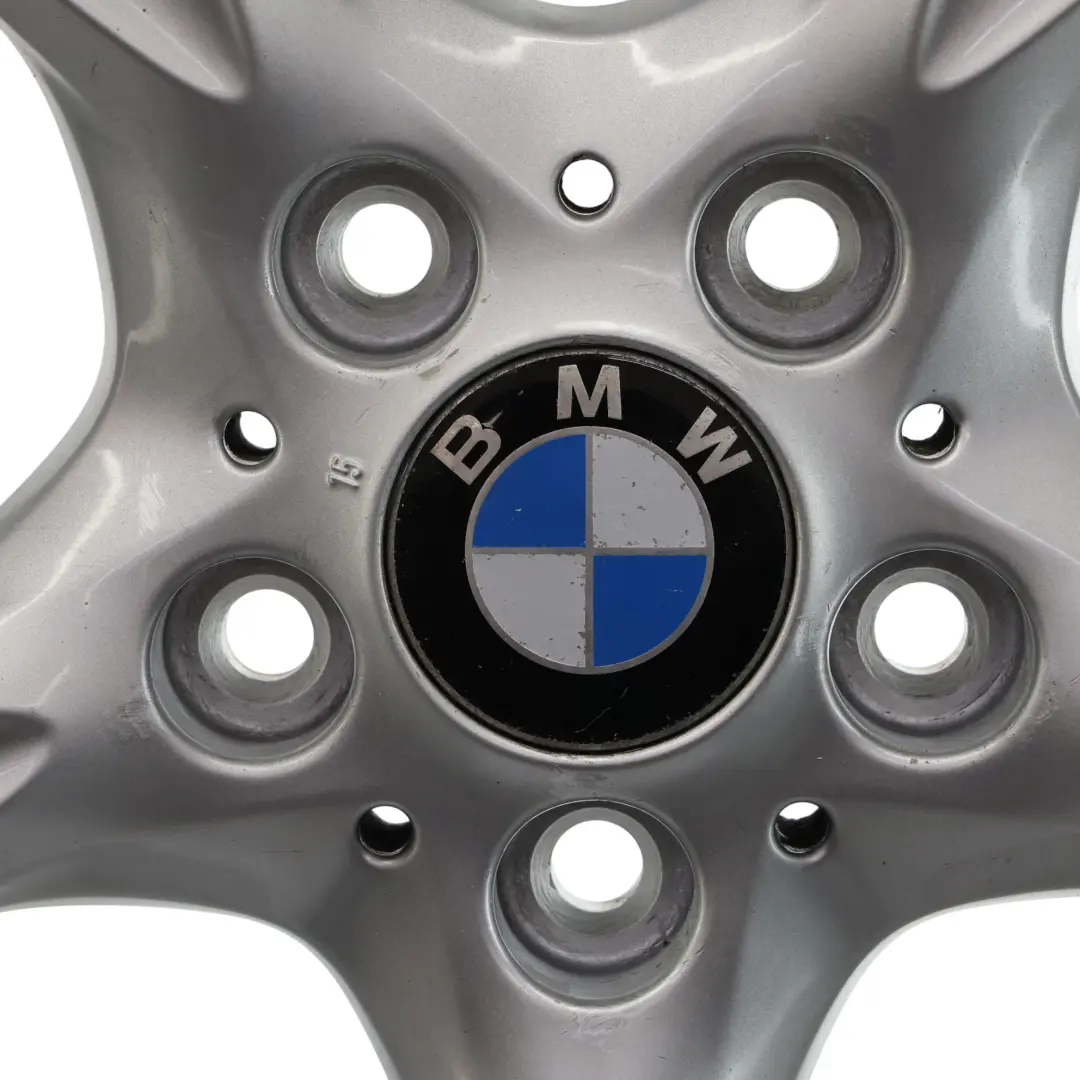 Silberne Leicht Metall Felge 17" 7J ET:47 für BMW E81 E82 E87 mit Teilenummer 6795561 BMW E81 E82 E87 Silberne Leicht Metall Felge 17" 7J ET:47 - SKU 6795561-1 - Teilenummer 6795561