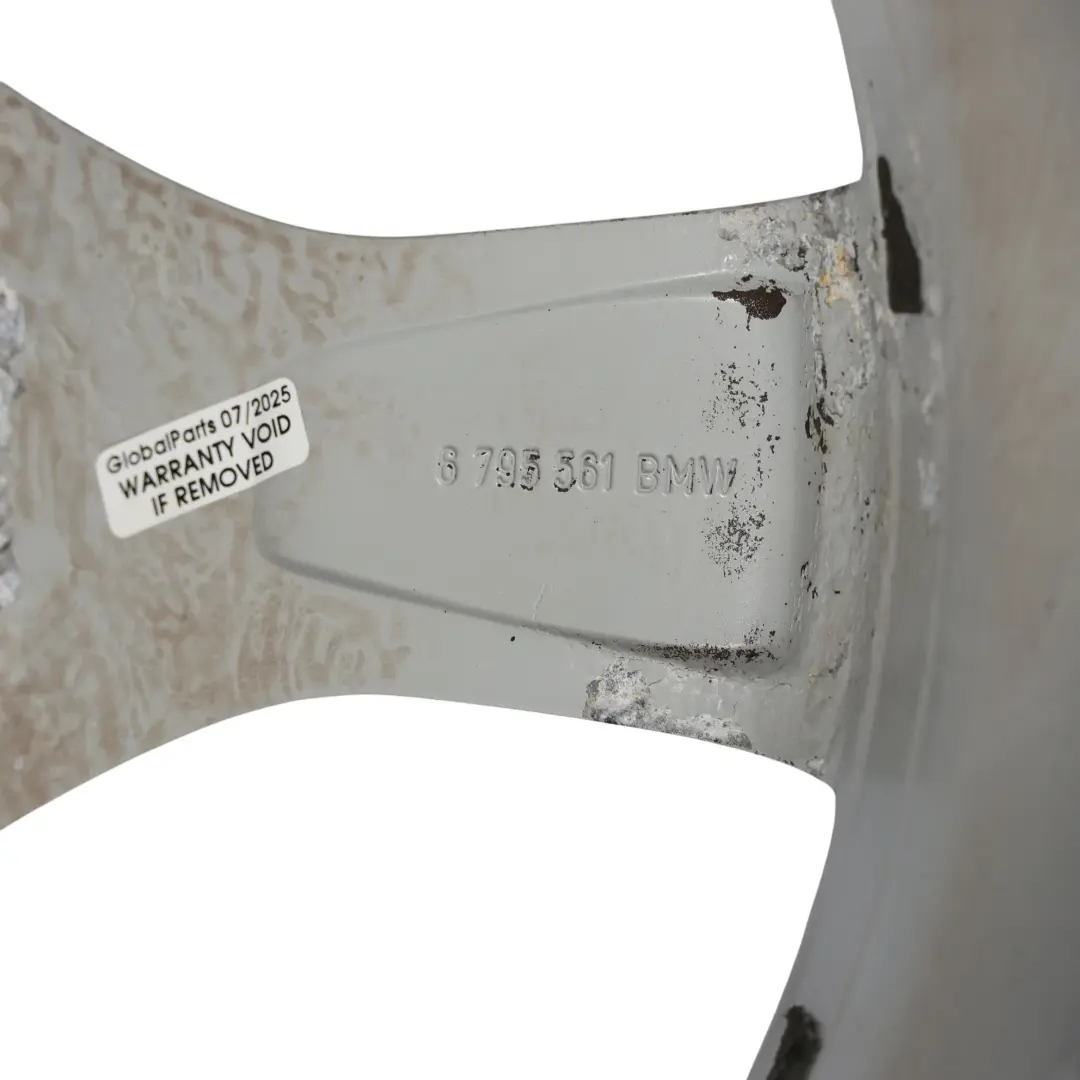 Silberne Leicht Metall Felge 17" 7J ET:47 für BMW E81 E82 E87 mit Teilenummer 6795561 BMW E81 E82 E87 Silberne Leicht Metall Felge 17" 7J ET:47 - SKU 6795561-2 - Teilenummer 6795561