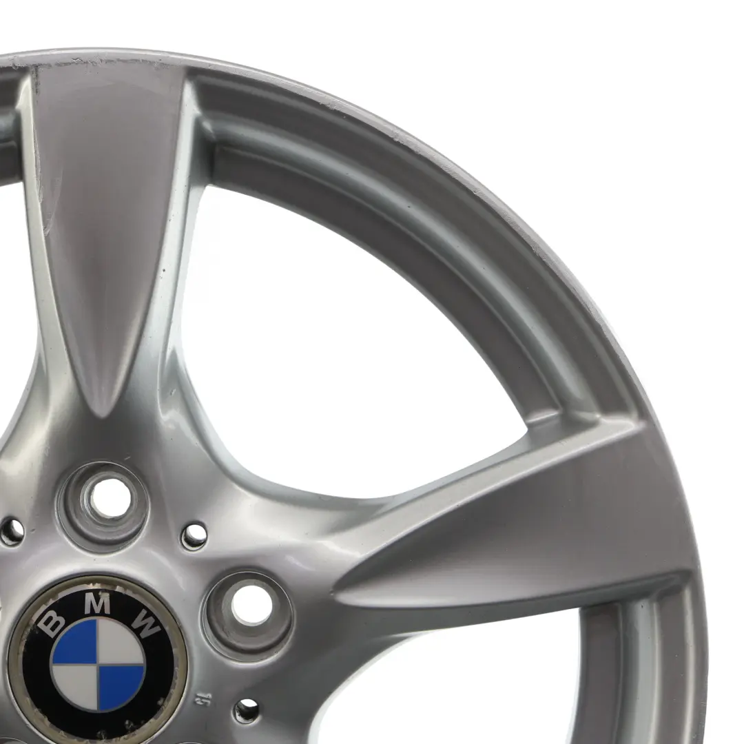 Silberne Leicht Metall Felge 17" 7J ET:47 für BMW E81 E82 E87 mit Teilenummer 6795561 BMW E81 E82 E87 Silberne Leicht Metall Felge 17" 7J ET:47 - SKU 6795561-2 - Teilenummer 6795561