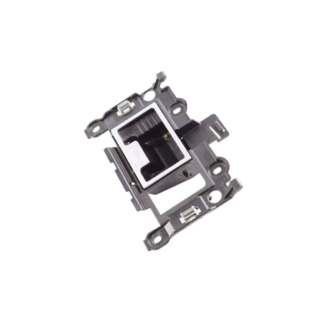 Frente Insertar Cenicero Vivienda Encendedor para BMW E60 E61 LCI con número de pieza 7034087 BMW E60 E61 LCI Frente Insertar Cenicero Vivienda Encendedor - SKU 7034087 - Número de pieza 7034087