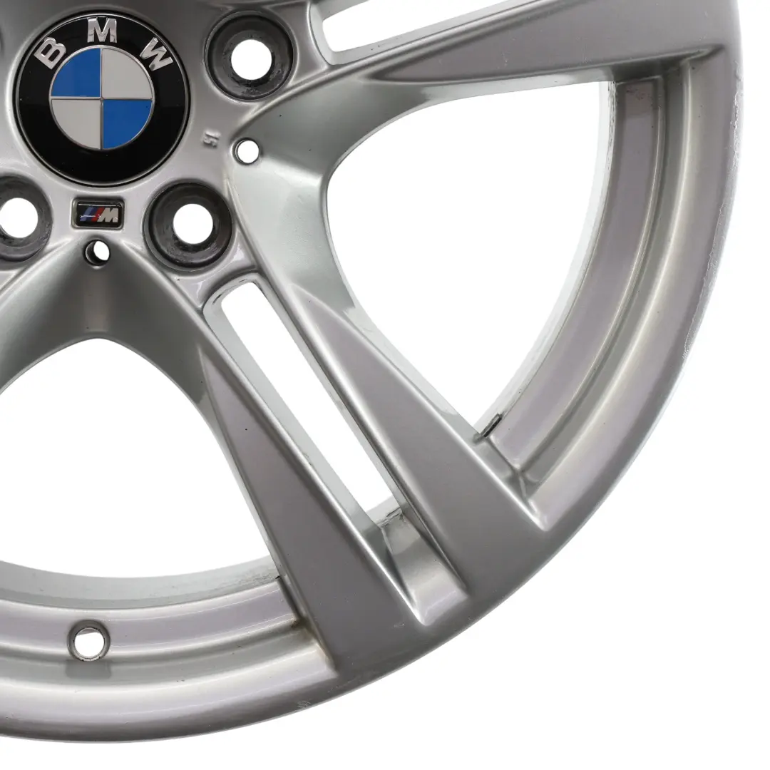 Srebrna Tylna Felga Aluminiowa 18" M 355 9J ET:41 do BMW X1 E84 o numerze 7842637 BMW X1 E84 Srebrna Tylna Felga Aluminiowa 18" M 355 9J ET:41 - SKU 7842637-6 - Numer Części 7842637