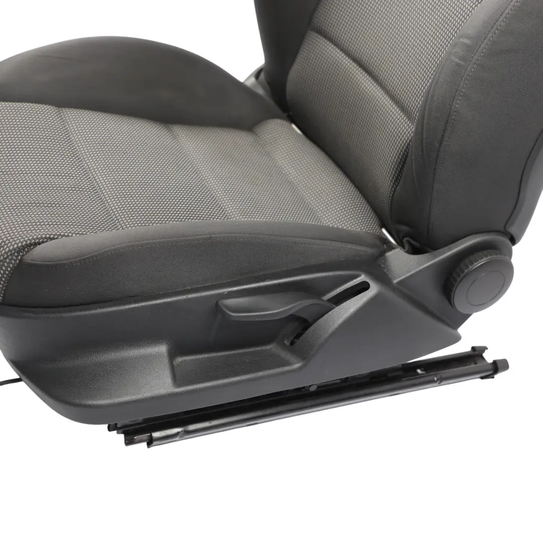 Siège 3D Avant Gauche Intérieur Tissu Noir Argent pour Audi A3 8P à propos du numéro de pièce 8P0881805CK Audi A3 8P Siège 3D Avant Gauche Intérieur Tissu Noir Argent - SKU 8P0881805CK - Numéro de pièce 8P0881805CK