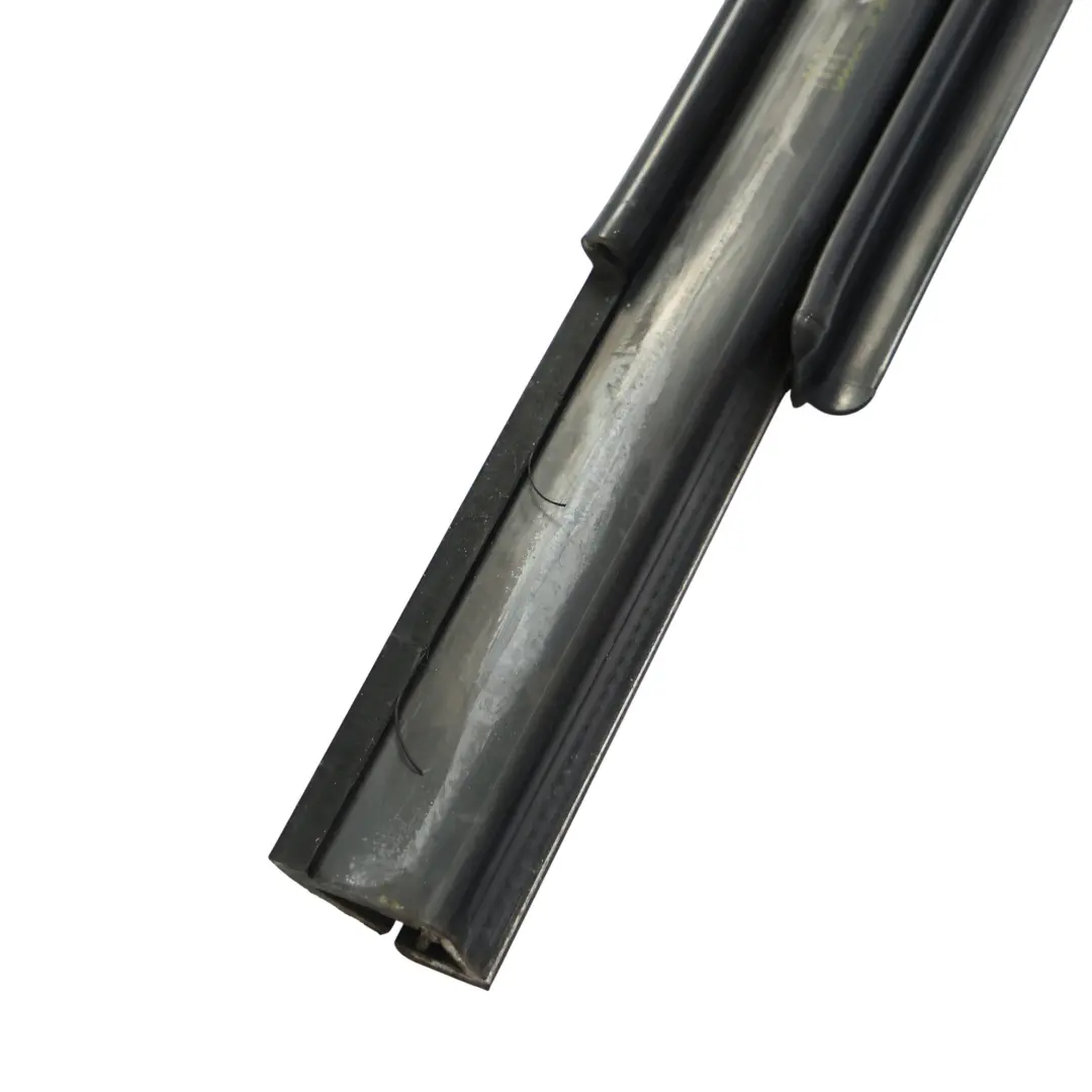 Puerta Ventana Guía Rail Junta Vidrio Delantero Derecho para Audi A1 8X con número de pieza 8X3837440D Audi A1 8X Puerta Ventana Guía Rail Junta Vidrio Delantero Derecho - SKU 8X3837440D - Número de pieza 8X3837440D