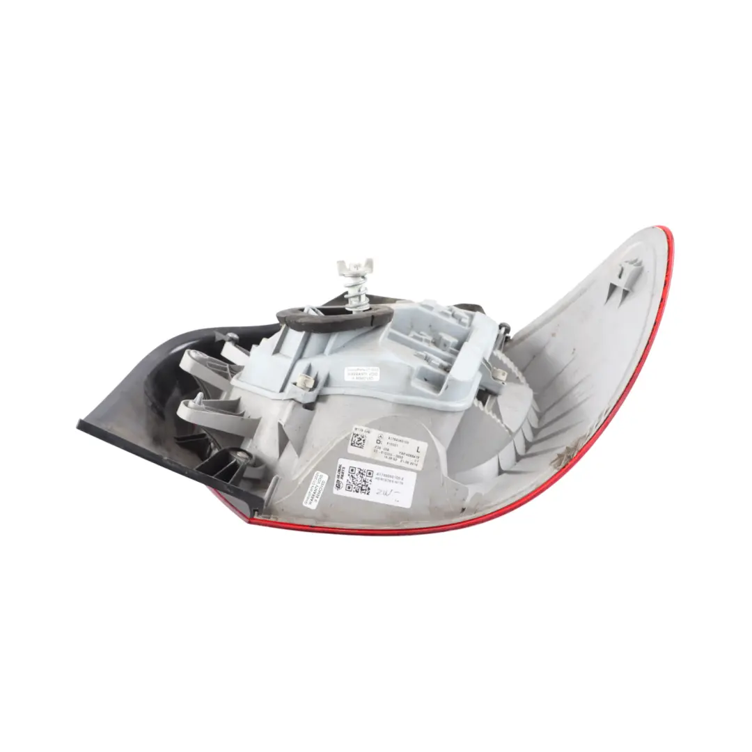 Mercedes W176 Feu arrière gauche Panneau latéral du feu arrière - SKU A1769060100-2 - Numéro de pièce A1769060100