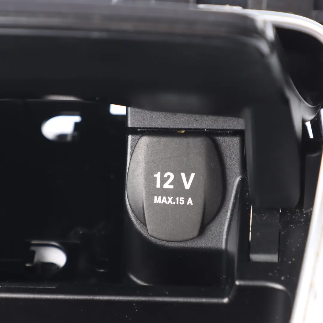 Mercedes W205 Consola Central Delantera Portavasos Negro 12V - SKU A2056801005-3 - Número de pieza A2056801005