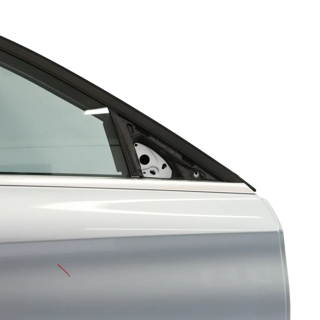 Tür Vorne Rechts Diamantsilber Metallic - 988 für Mercedes W205 mit Teilenummer A2057200205 Mercedes W205 Tür Vorne Rechts Diamantsilber Metallic - 988 - SKU A2057200205-DSI - Teilenummer A2057200205