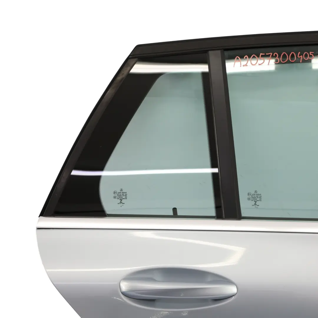 Porta Posteriore Destra Diamond Silver Metallic - 988 per Mercedes S205 con numero di parte A2057300405 Mercedes S205 Porta Posteriore Destra Diamond Silver Metallic - 988 - SKU A2057300405-DSI1 - Numero di parte A2057300405