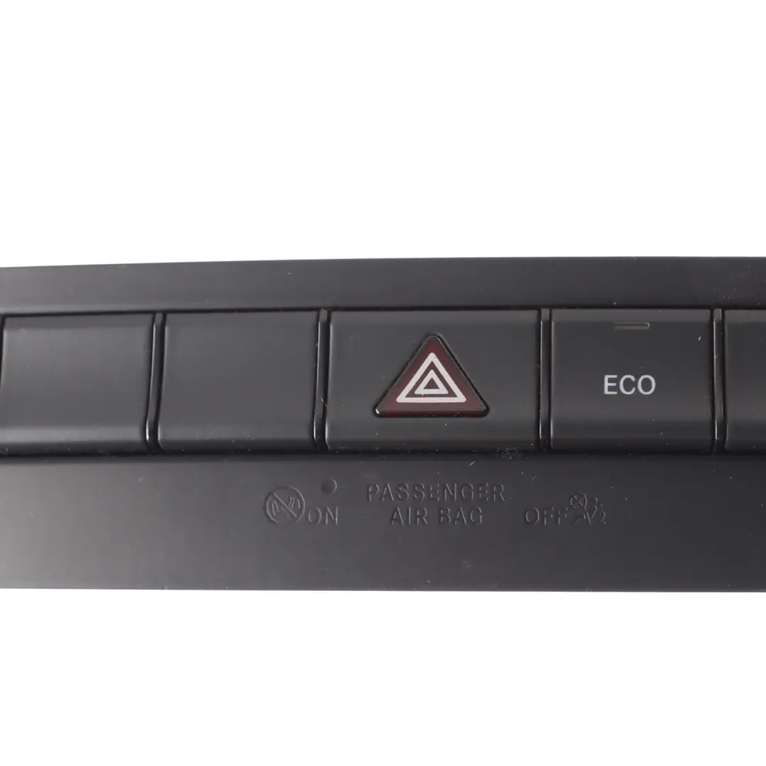 Interrupteur Panneau Commande Feux Détresse pour Mercedes W176 à propos du numéro de pièce A2469055502 Mercedes W176 Interrupteur Panneau Commande Feux Détresse - SKU A2469055502 - Numéro de pièce A2469055502